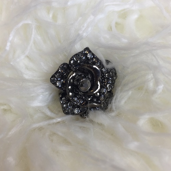 Jewelry - Floral dark metallic cocktail ring